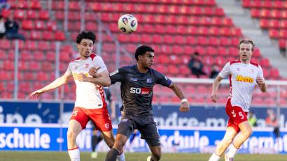 Bild: Sascha Janne
Der SSV Jahn Regensburg (weiße Trikots) musste beim 0:2 gegen den VfL Osnabrück die Überlegenheit des Spitzenreiters anerkennen.