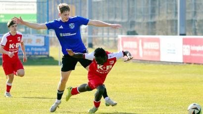 Bild: war
Johannes Janker (Mitte) erzielt vor der Pause das vorentscheidende zweite Tor für den Etzenricht, TBler Ivan Mukulu wirft sich vor ihn in dieser Szene Mbangi