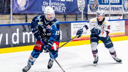 Bild: Elke Englmaier
Fabian Voit (links) hatte die Blue Devils Weiden am Freitagabend mit seinem vermeintlichen Ausgleichstreffer zurück in die Partie gebracht – nachdem der Treffer aber auf kuriose Weise einkassiert wurde, brachen die Weidener komplett auseinander und verloren am Ende verdient mit 1:5 gegen die Ravensburg Towerstars.