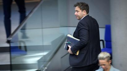 Bild: Bernd von Jutrczenka/dpa
Bundesfinanzminister Lars Klingbeil (SPD) lehnt den Vorstoß der Länder nach mehr Finanzzusagen des Bundes ab.