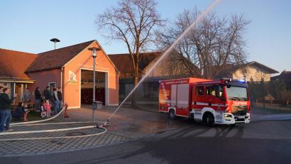 Bild: fvo
Mit einer Wasserfontäne wird das neue Einsatzfahrzeug der Lennesriether Wehr am Feuerwehrhaus in Albersrieth begrüßt.