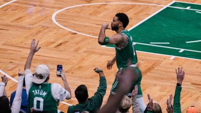 Bild: Charles Krupa/AP/dpa
Nach zehn Monaten Verletzungspause wieder auf dem Parkett: Jayson Tatum.