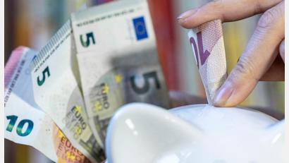 Bild: Hendrik Schmidt/dpa
Viele Menschen haben nach eigenen Angaben kein Geld übrig, um sich etwas anzusparen. (Symbolbild)