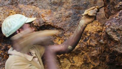 Bild: Jürgen Bätz/dpa
Der Preis für den Rohstoff Coltan ist hoch.