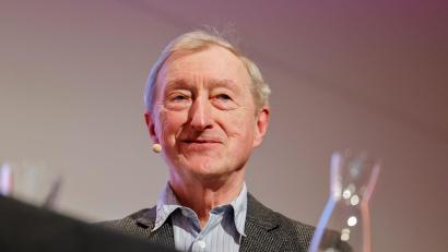 Bild: Thomas Banneyer/dpa
Der britische Schriftsteller Julian Barnes hat das Literaturfestival Lit.Cologne eröffnet.