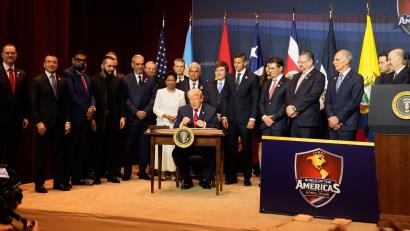 Bild: Mark Schiefelbein/AP/dpa
Trump empfängt Regierungschefs aus Lateinamerika und Karibik in Florida.