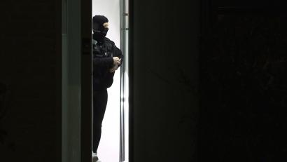 Bild: dpa
Das SEK greift ein und nimmt den Mann in der gemeinsamen Wohnung fest. (Symbolbild)