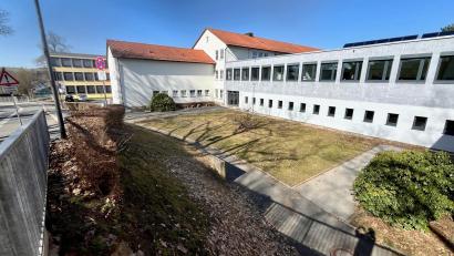 Bild: Gabi Schönberger
Auf der Grünfläche zwischen Bildstraße und Mittelschule will Neustadt/WN ein zweistöckiges Gebäude für die Schülermensa und die Offene Ganztagsschule der Grundschüler errichten.