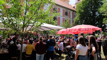 Archivbild: do
Ein lebendiges Klosterdorf, die Prämonstratenserabtei Speinshart und die Internationale Begegnungsstätte fokussieren sich auf Forschungsfragen und Zukunftstechnologien. Für dieses Großinvestment muss auch die Kommune tief in die Gemeindekasse greifen. Großzügige staatliche Zuwendungen helfen.