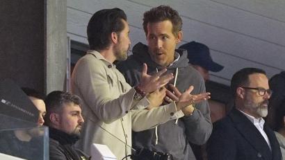 Bild: Martin Rickett/PA Wire/dpa
Die Hollywood-Stars Mac (l) und Reynolds fieberten im Stadion mit.