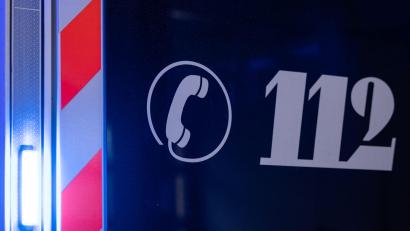 Bild: Hannes P Albert/dpa
Die Feuerwehr löscht den Brand, doch ein Bewohner wird leicht verletzt. (Symbolbild)