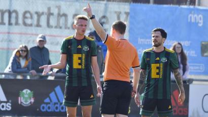 Bild: rba
Da halfen auch Beschwerden beim Schiedsrichter nicht: DJK Ammerthal verlor am Samstag ihr Heimspiel gegen den TSV Windeck Burgebrach.