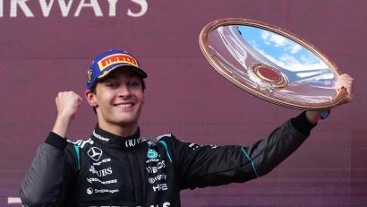 Bild: Scott Barbour/AP/dpa
George Russell feiert seinen sechsten Karrieresieg.