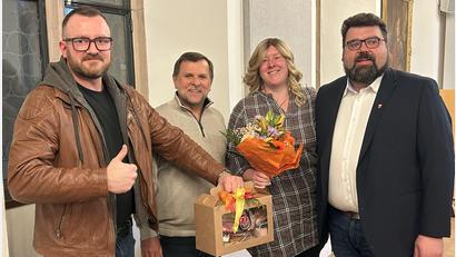 Bild: Andreas Royer
Super Laune bei der CSU angesichts eines fulminanten Wahlsiegs, von links: CSU-Ortsverbandsvorsitzender Patrick Fröhlich, Zweiter Bürgermeister Günter Koller, Sulzbach-Rosenbergs First Lady Tanja Frank und Wahlsieger Stefan Frank nach der Bekanntgabe des Ergebnisses.