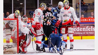 Bild: Werner Moller
Diese Szene dürfte jetzt noch einmal in den Vordergrund rücken: Seit der fiesen Attacke von Bad Nauheims Goalie Gerad Kuhn (Zweiter von links) konnte Nick Jermain, der Stürmer der Blue Devils Weiden, nicht mehr auflaufen.