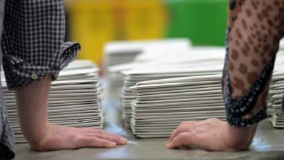 Bild: Malin Wunderlich/dpa
Bei der OB-Wahl in Erlangen schafft es Amtsinhaber Florian Janik (SPD) nur auf Rang zwei in die Stichwahl gegen den CSU-Mann Jörg Volleth. (Symbolbild)