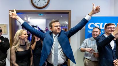 Bild: Daniel Karmann/dpa
Nürnbergs Oberbürgermeister Marcus König (CSU) geht mit klarem Vorsprung und damit als Favorit in die Stichwahl gegen seinen Herausforderer Nasser Ahmed.