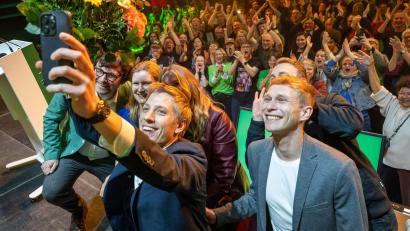 Bild: Peter Kneffel/dpa
Der Moment des großen Jubels: Dieses Selfie wird Dominik Krause wohl nie löschen. Der Jubel der Grünen über das Ergebnis bei der Münchner Oberbürgermeisterwahl war in jedem Fall laut wie nie.