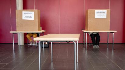 Bild: Peter Kneffel/dpa
Die Kommunalwahl stößt auf Interesse.