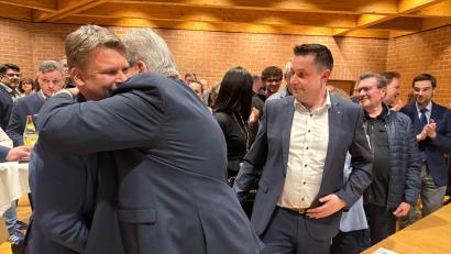 Bild: Gabi Schönberger
Benjamin Zeitler (links) nimmt am Wahlabend die ersten Glückwünsche seiner CSU-Parteikollegen entgegen. Er geht als Favorit in die Stichwahl mit Amtsinhaber Jens Meyer (SPD).