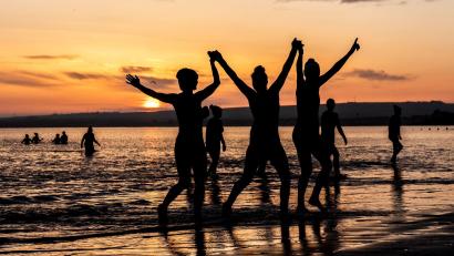 Bild: Jane Barlow/PA Wire/dpa
Frauen schwimmen zum Internationalen Frauentag im Firth of Forth in Edinburgh.
