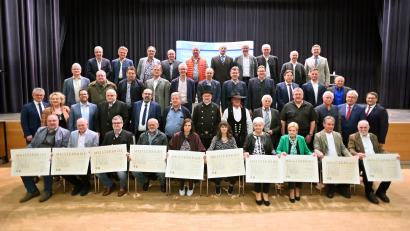 Bild: Handwerkskammer Niederbayern-Oberpfalz
Bürgermeister Martin Birner (links), Alexander Stahl, Geschäftsführer der Handwerkskammer Niederbayern-Oberpfalz (zweite Reihe, rechts) sowie Vizepräsident Gerhard Ulm (zweite Reihe, Zweiter von rechts) sprachen Lobesworte zu den 36 mit den Goldenen Meisterbriefen ausgezeichneten Handwerkerinnen und Handwerkern.