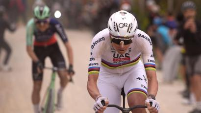 Bild: Fabio Ferrari/LaPresse via ZUMA Press/dpa
Tadej Pogacar (r) hängt das französische Top-Talent Paul Seixas ab.