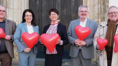 Bild: Rudolf Hirsch (rhi)
Ein Herz für Kinder hat die ehemalige Realschuldirektorin Marlies Hoffmann (Mitte), die anlässlich ihres 70. Geburtstages 1000 Euro für das Schwandorfer Hilfswerk spendete. Dafür bedankten sich (von links) Richard Tischler, Martina Englhardt-Kopf, Christian Kalies und Andreas Feller.