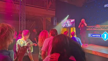 Bild: wel
Jürgen "Kauli" Kaul zog das Publikum mit Party-Klassikern aus den 70ern und 80ern auf die Tanzfläche des Vereinsstodls, der mit Lichtshow und Nebelmaschine in einen Disco-Tempel verwandelt wurde.