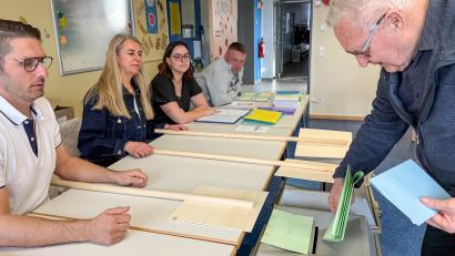 Bild: Petra Hartl
Hier ein Blick in die Pestalozzischule, in der Bürger der Stimmbezirke 5 und 6 abstimmen können.