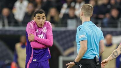 Bild: Christian Charisius/dpa
Kennen sich aus einem Länderspiel: Bayern-Star Musiala und Schiedsrichter Eskas. (Archivbild)