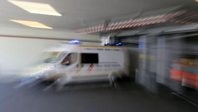 Bild: David Vincent/AP/dpa
Zu schnelles Fahren und Lachgas-Konsum dürften laut Staatsanwaltschaft die Ursachen für einen tödlichen Autounfall in Frankreich sein. (Archivbild)