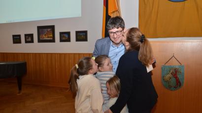 Bild: dob
Uli Münchmeier hat die Bürgermeisterwahl in Vohenstrauß gewonnen und nimmt Glückwünsche seiner Frau Sonja entgegen sowie seine drei Töchter Elena, Isabella und Marlene in den Arm.