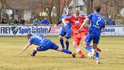 Bild: Gebert
Der TSV Waldershof besiegte am Sonntag den SV Bavaria Waischenfeld mit 3:1. In dieser Szene schießt der zweifache Torschütze Philipp Bertsch (rotes Trikot) zum 2:0 ein.