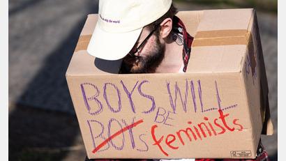 Bild: Hannes P. Albert/dpa
Boys will be Boys? Ein Teilnehmer einer Frauentagsdemonstration spricht sich dafür aus, dass Jungs lieber Feministen werden. (Archivbild)