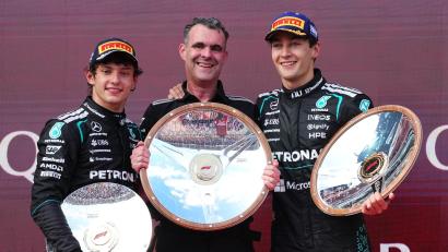 Bild: Scott Barbour/AP/dpa
George Russell (r) freut sich über Silbergeschirr.