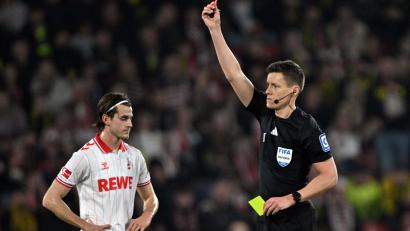 Bild: Federico Gambarini/dpa
Daniel Siebert übersah ein Handspiel von Dortmunds Yan Couto im eigenen Strafraum.