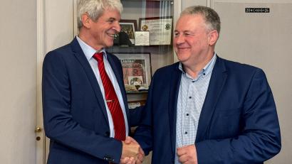 Bild: Petra Hartl
Kandidat Michael Rischke (SPD) gratuliert dem wiedergewählten Landrat Richard Reisinger (CSU).