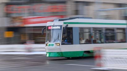 Bild: Klaus-Dietmar Gabbert/dpa
Die Frau geriet an einer Haltestelle in Magdeburg unter eine einfahrende Straßenbahn. (Symbolbild)