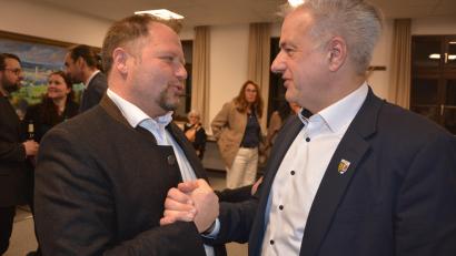 Bild: jr
Ein fairer Händedruck am Ende eines spannenden Wahlabends: CSU-Amtsinhaber Roland Grillmeier (rechts) und Hubert Schicker für die Freien Wähler gehen in die Stichwahl um den Posten des Landrats.