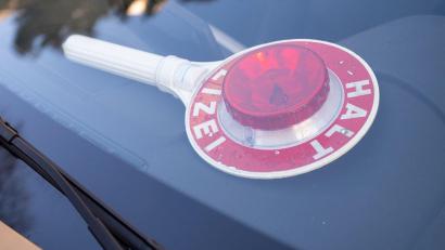 Bild: Peter Kneffel/dpa
Die Polizei konnte die betrunkene Fahrerin bei Viechtach aufhalten. (Symbolbild)