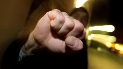 Symbolbild: Karl-Josef Hildenbrand/dpa
Ein Unbekannter hat in Weiden einen 19-Jährigen mit der Faust uns Gesicht geschlagen.