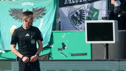 Bild: Bernd Thissen/dpa
Weil der Monitor schwarz blieb, konnte Schiedsrichter Felix Bickel ein Foul kurz vor der Pause nicht selbst überprüfen.