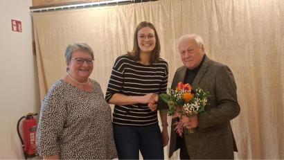 Bild: jua
Katharina Haas (Mitte) ist neue Bürgermeisterin in Guteneck. Ihr gratulieren der amtierende Bürgermeister Johann Wilhelm (rechts) und zweite Bürgermeisterin Anita Bauer. Haas ist damit ab 1. Mai eine von drei Frauen im Landkreis Schwandorf, die eine Kommune führen.