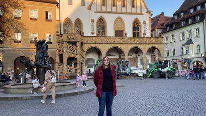 Bild: Monika Ziegeler
Mareike Miller auf Ambergs zentralem Punkt, dem Marktplatz. Im Alltag ist sie nicht auf den Rollstuhl angewiesen und kann, wenn auch mit Beschwerden, laufen. Für den Leistungssport würde das aber nicht reichen.