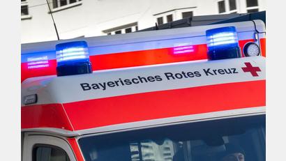 Bild: Peter Kneffel/dpa
Der Rettungsdienst brachte den schwer verletzten Mann in ein Krankenhaus. (Symbolbild)