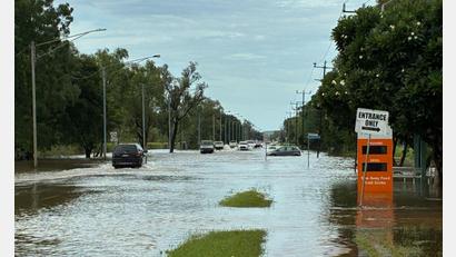 Bild: Jas Streten/dpa
Nach heftigem Regen ist der Katherine River über die Ufer getreten.