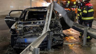 Bild: Peter Kneffel/dpa
Der Fahrer kollidierte an der Ausfahrt mit der Leitplanke.
