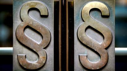 Symbolbild: Oliver Berg/dpa
Rund 25.000 Euro auf Baustellen bei Schwandorf erbeutet: Wegen schweren Bandendiebstahls steht ein mutmaßlicher Dieb vor Gericht.