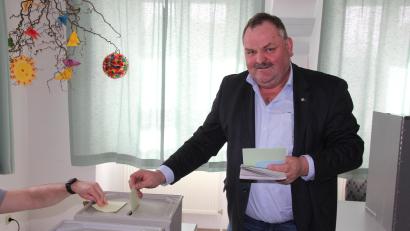 Bild: Konrad Rosner
CSU-Bürgermeisterkandidat Michael Schedl gab am Sonntag seine Stimme ab. Wen er wohl gewählt hat? Am Abend stand fest, dass er mit 54,1 Prozent der Stimmen neuer Rathauschef in Bärnau wird.